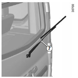 Renault Trafic. Balai d'essuie-vitre arrière sur hayon