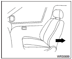 Nissan NV. Dispositif de retenue pour enfant orienté vers l'avant (siège du passager avant) - étape 1