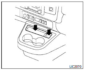 Nissan NV. Console centrale inférieure