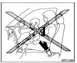 Nissan NV. Précautions concernant les dispositifs de retenue pour enfant 