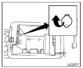 Nissan NV. Prise de courant de 12 v - console centrale (selon l'équipement du véhicule)