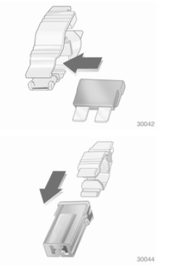 Opel Movano. Pince à fusibles