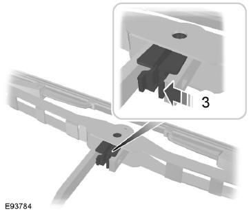Ford Transit. Remplacement du balai d'essuieglace de lunette arrière