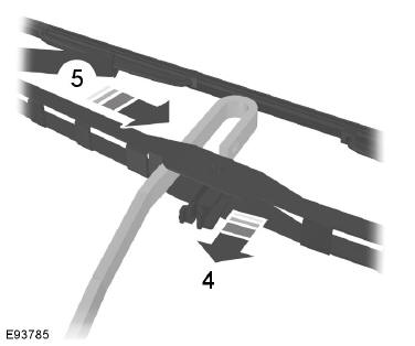 Ford Transit. Remplacement du balai d'essuieglace de lunette arrière