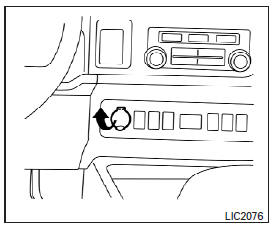 Nissan NV. Prise de courant de 12 v - tableau de bord