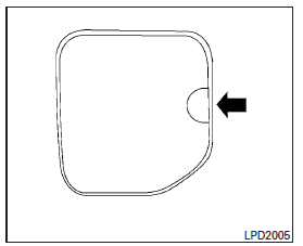 Nissan NV. Ouverture de la trappe du réservoir de carburant 